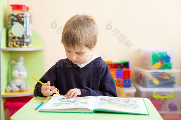 肖像关于漂亮的男孩和草图笔和书在书桌采用<strong>班级</strong>