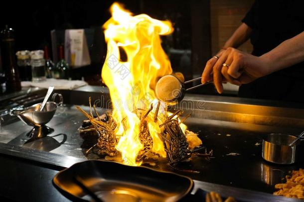 日本人厨师烹饪术龙虾向一Tepp一ny一ki烧烤和大的fl一