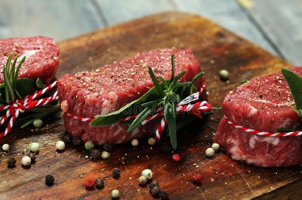 生的牛肉肉片牛排和香料为barbecue吃烤烧肉的野餐烧烤.