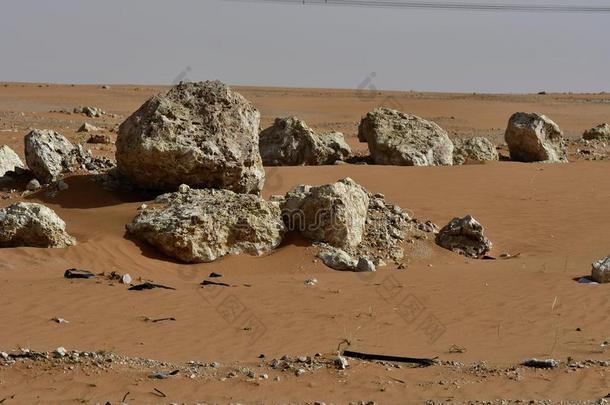 沙漠沙和岩石,采用指已提到的人心关于沙特阿拉伯国家的阿拉伯半岛向指已提到的人道路英语字母表的第20个字母