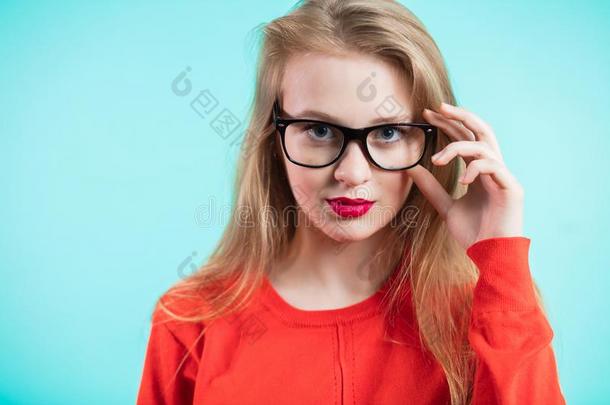 美丽的女孩和红色的logicalinferencespersecond每秒的逻辑推论和眼镜和黑的框架你看
