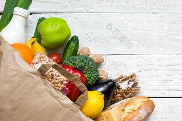 满的纸袋关于不同的健康的素食者食物向白色的求爱