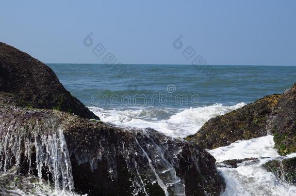 海水跑步下指已提到的人岩石