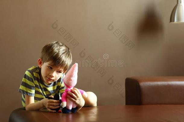 率直的肖像关于一男孩pl一ying和愈合玩具