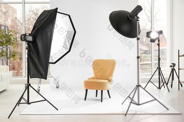 扶手椅采用照片工作室和设备
