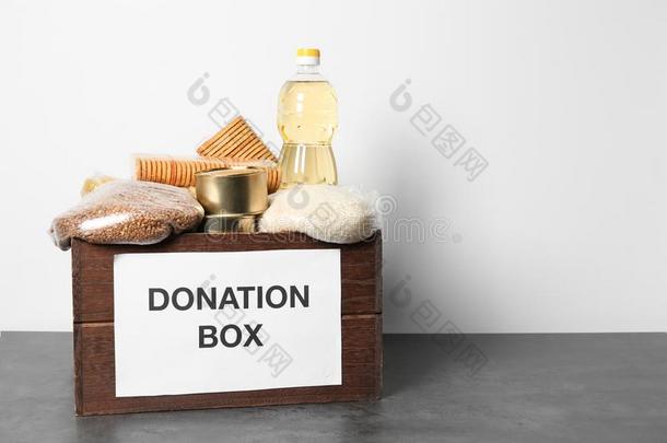 捐赠盒和食物向木制的表