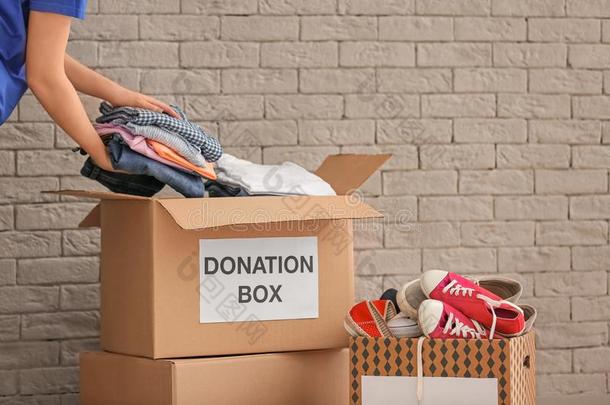 志愿者收集衣服进入中捐赠盒