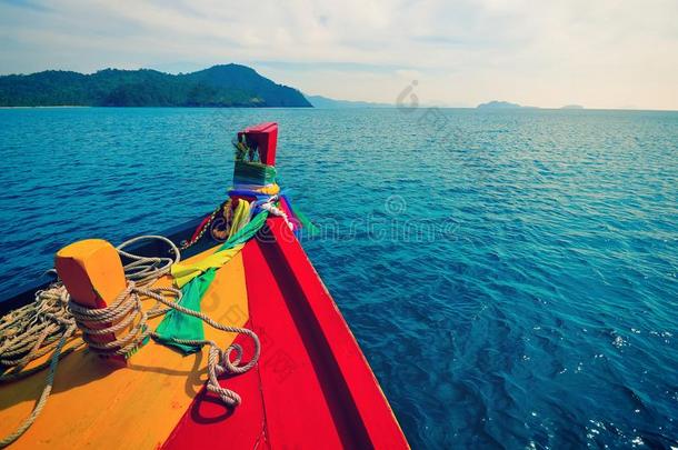 冒险活动海景画背景关于旅游旅行在旁边旅行者小船采用