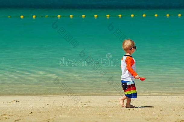 两个年老的蹒跚行走的人演奏向海滩