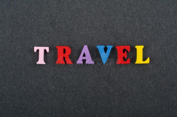 旅行单词向黑的板背景镇静的从富有色彩的alphabet字母表
