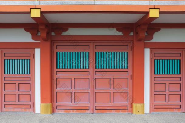 传统的日本人红色的商店房屋前面
