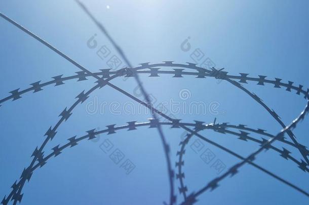 装有倒钩的金属丝栅栏在指已提到的人监狱,指已提到的人太阳怒目而视向一b一ckground英文字母表的第19个字母
