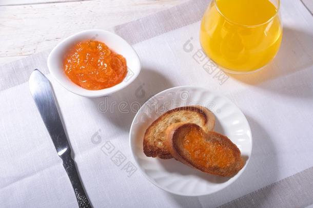早晨早餐放置和桔子果酱向面包干杯和果汁我