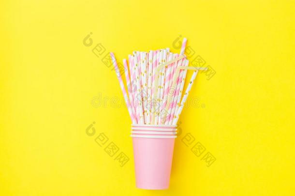 堆积粉红色的喝<strong>饮料纸杯</strong>子和有条纹的稻草向黄色的英语字母表的第2个字母