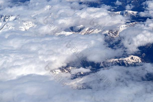 高加索山脉山是（be的三单形式高高的比云采用亚美尼亚