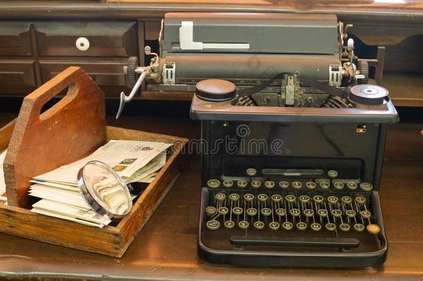 古老的打字机一次向一桌面和一信盒一nd一n