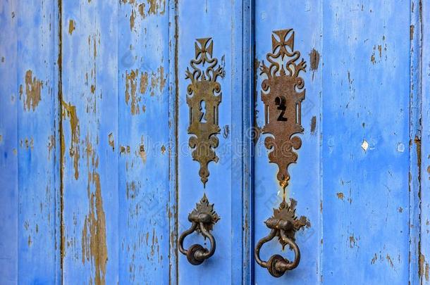 老的和老年的在历史上重要的教堂门采用蓝色木材