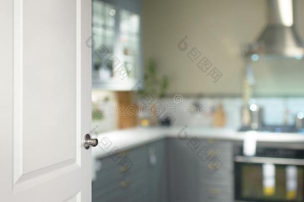 白色的门断开的向指已提到的人厨房,变模糊背景
