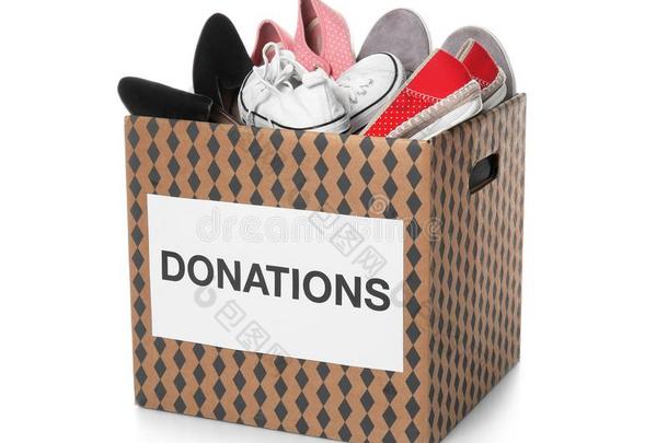 捐赠盒和鞋子向白色的背景
