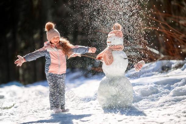 小的女孩和雪人