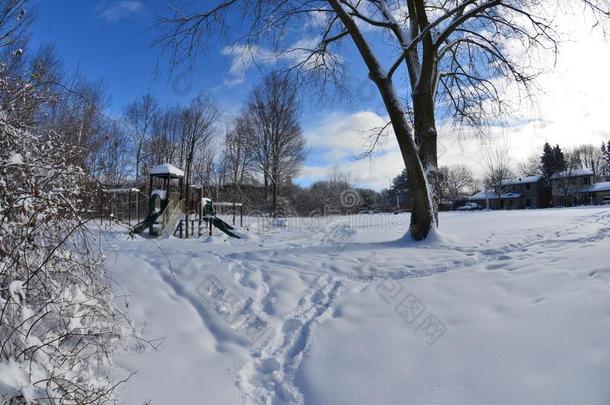 冬都市的城市风景-一雪-大量的pl一yground采用一物品