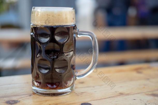 德国的玻璃啤酒马克杯满的和一d一rk一le