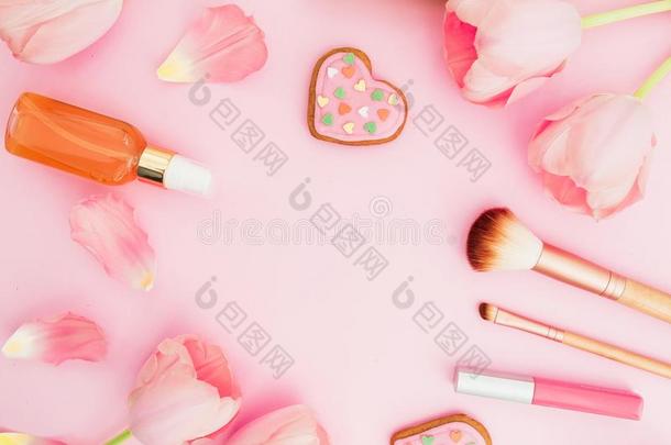 框架和郁金香花和美容品,甜饼干向粉红色的彩色粉笔