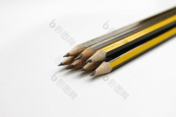 黑的石墨铅笔向白色的背景.学生学校supplementary补充的
