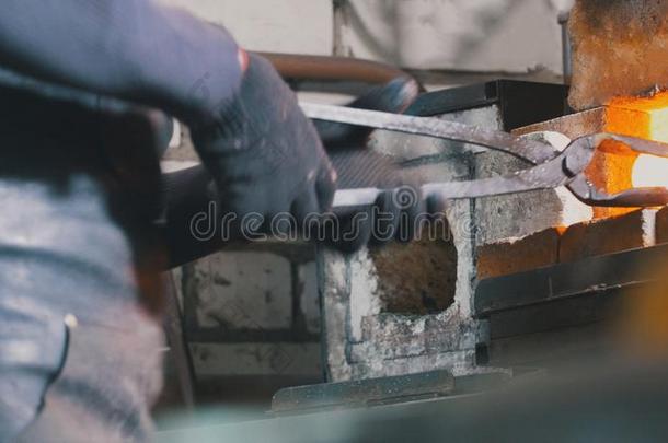 工匠铁匠工作的和钢采用锻造车间
