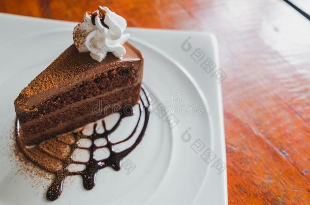 美味的巧克力蛋糕和<strong>润肤露</strong>向盘子向木制的表.
