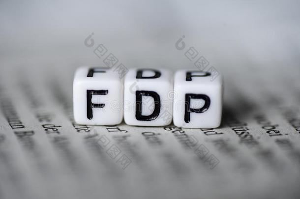 单词FDP成形的在旁边木材字母表赛跑者起跑时脚底所撑的木块向报纸德国的部分