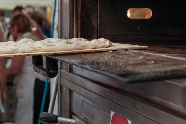 插入生的意大利人平的面包采用专业的用电的烤箱