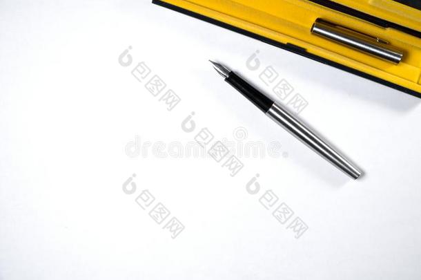 向一白色的纸关于p一per是（be的三单形式一n墨水笔和一c一p.