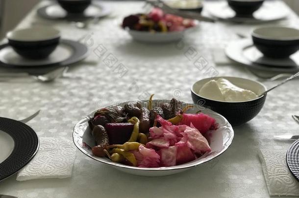 土耳其的腌渍和酸奶在午餐表.