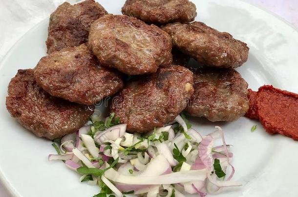 土耳其的食物科特或肉丸/垛关于肉丸和洋葱和