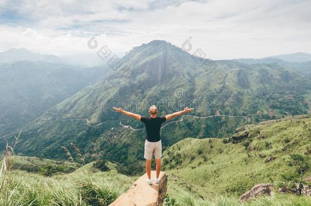 旅行支票男人享有山风景.旅行观念假期