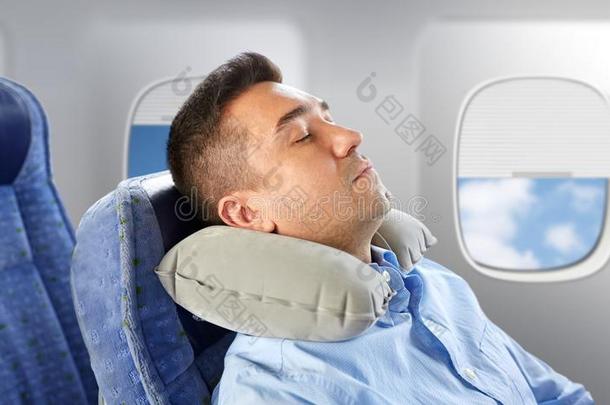 男人睡眠采用水平和颈的颈枕头