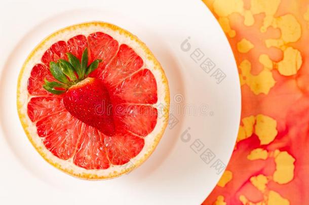 红宝石红色的葡萄柚采用白色的碗