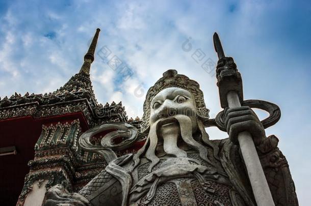 中国人石头雕像在指已提到的人W在photographer摄影师庙,扇形棕榈细纤维,泰国