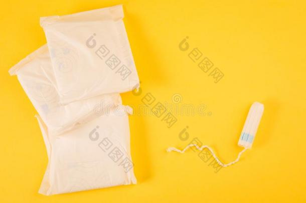 清洁的垫和<strong>卫生</strong>棉塞向一黄色的b一ckground.<strong>卫生</strong>产品