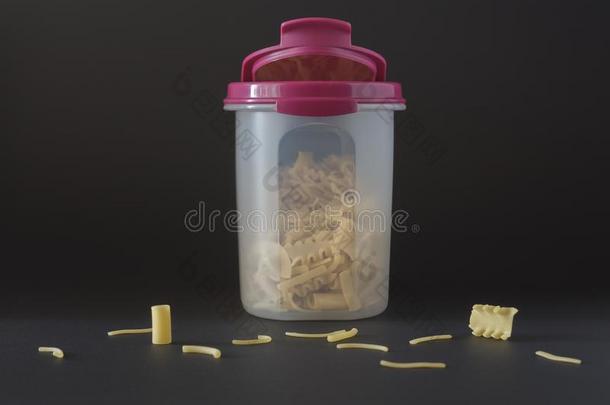 生的面团采用一不透气的塑料制品罐子
