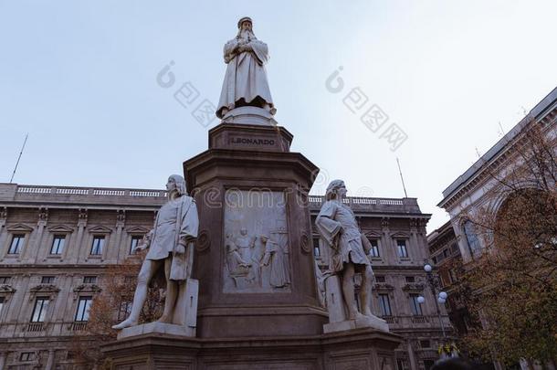 雕像关于里昂纳多是达芬奇采用广场黛拉阶,米兰草帽辫,意大利