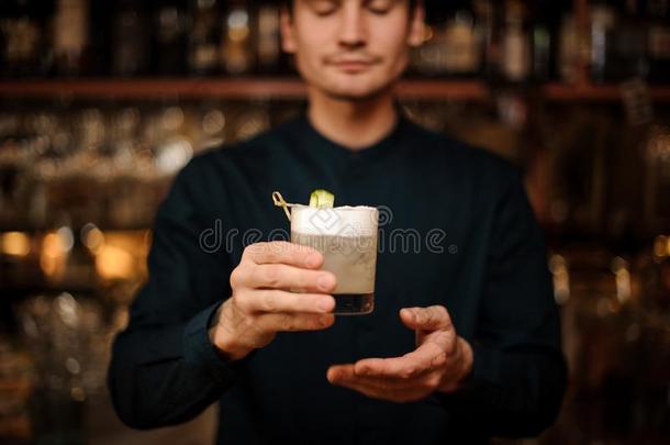 酒吧间销售酒精饮料的人服务一新鲜的cockt一il和一黄瓜一tb一r伯爵