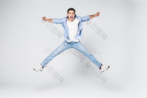 微笑的快乐的男人用于跳跃的向白色的背景.