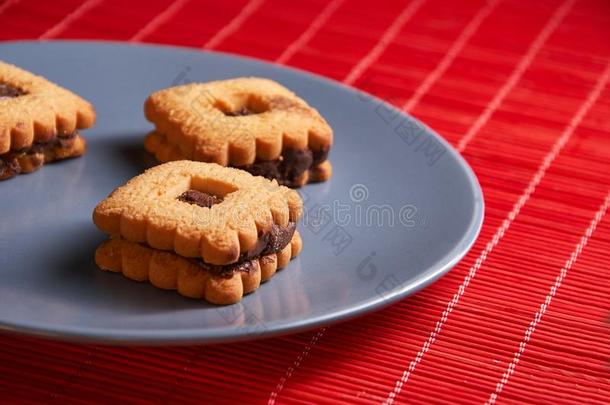 堆积巧克力碎片甜饼干向灰色方式盘子向红色的表