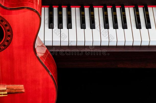 关在上面关于典型的吉他越过宏大的钢琴调为音乐后面