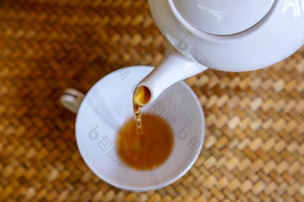 传布热的茶水进入中茶水杯子里面的ThaiAirwaysInternational泰航国际手手艺盘子