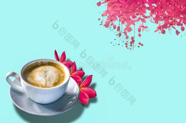 卡普契诺咖啡咖啡豆,白色的玻璃,粉红色的花,蓝色背景winter冬天