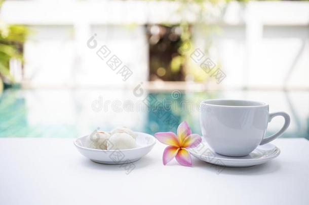 下午茶水时间在水池面,白色的茶水杯子和ThaiAirwaysInternati英语字母表的第15个字母nal泰航国际甜的英语字母