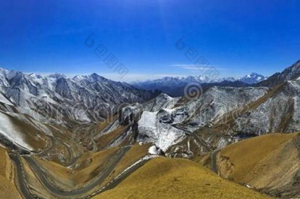 雪山和路